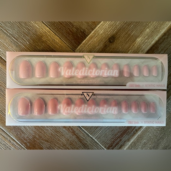 2 Static Nails Legally Blonde Valedictorian Press-On Nails - Picture 3 of 3